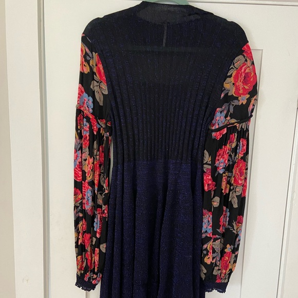 Free People Blue Shimmer Mini w. Floral Sleeves - Picture 2 of 9
